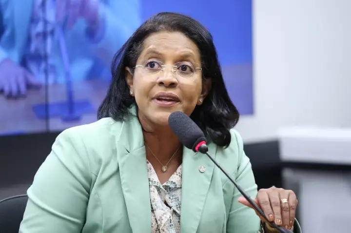 Projeto prevê autorização judicial para a concessão de crédito a menores de 18 anos