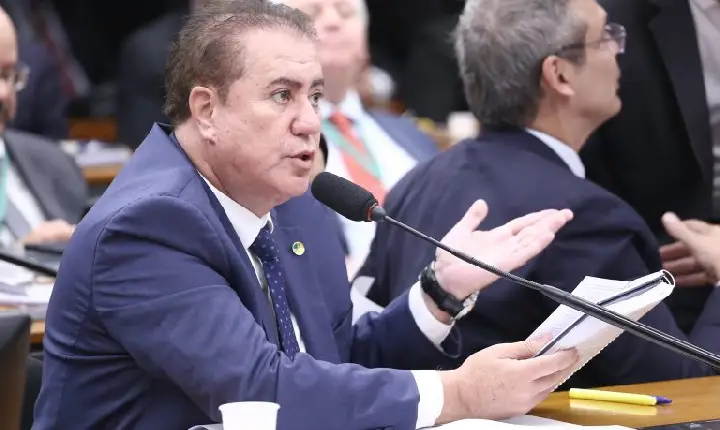 Projeto prevê desconto no salário de saldo negativo em banco de horas