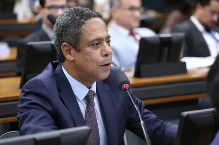 Projeto prevê salário mínimo para estagiários e cria sistema de cotas