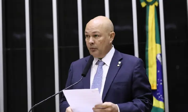 Projeto proíbe monetização de contas e perfis de parlamentares em redes socais