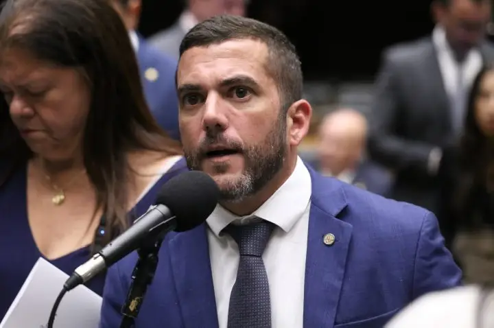 Projeto propõe corte de gastos públicos para compensar isenções fiscais