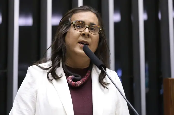 Projeto tipifica crime de feminicídio político, com pena mínima de 25 anos