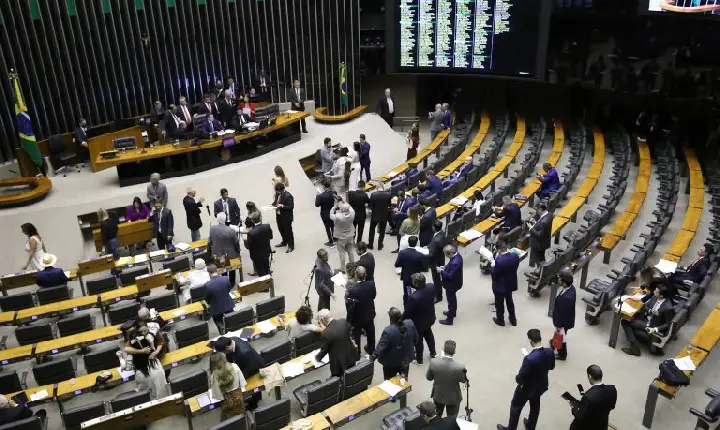 Proposta permite aumentar total de deputados e impede perda de vagas na Câmara