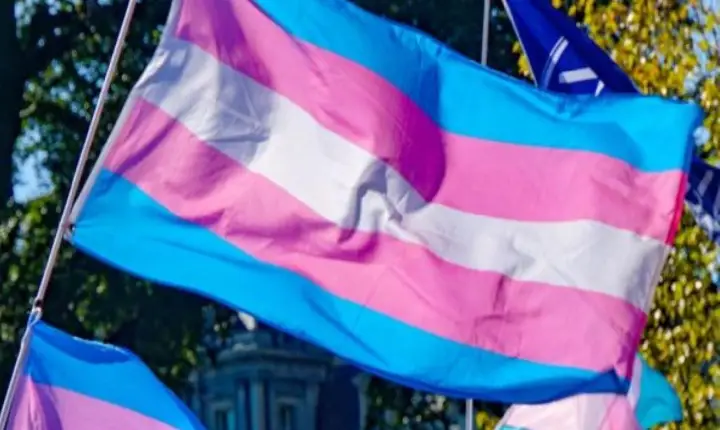 Reino Unido: federação proíbe “mulheres trans” no futebol feminino