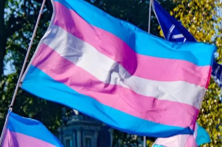 Reino Unido: federação proíbe “mulheres trans” no futebol feminino