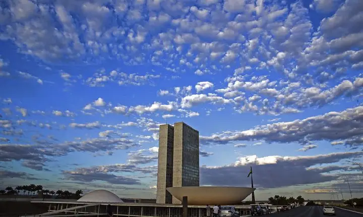 Relator antecipa fim da reeleição para 2030 e CCJ adia votação