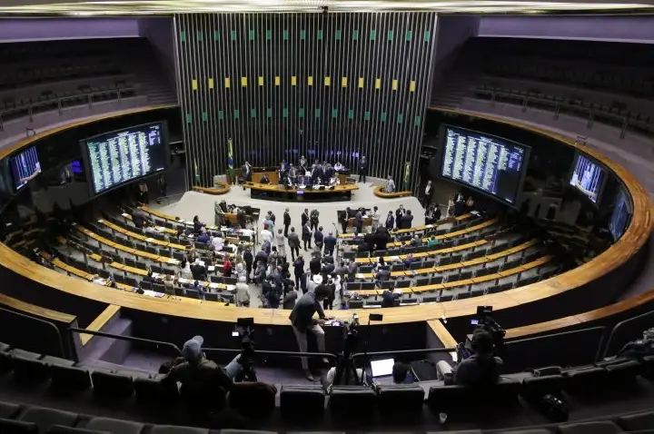 Sessão da Câmara é suspensa; líderes se reúnem para discutir pauta de hoje e propostas de anistia