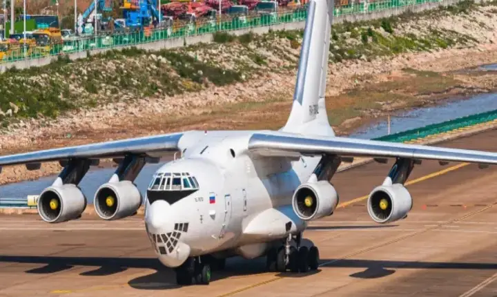 Sob sanção dos EUA, avião russo que está em Brasília transporta material de guerra