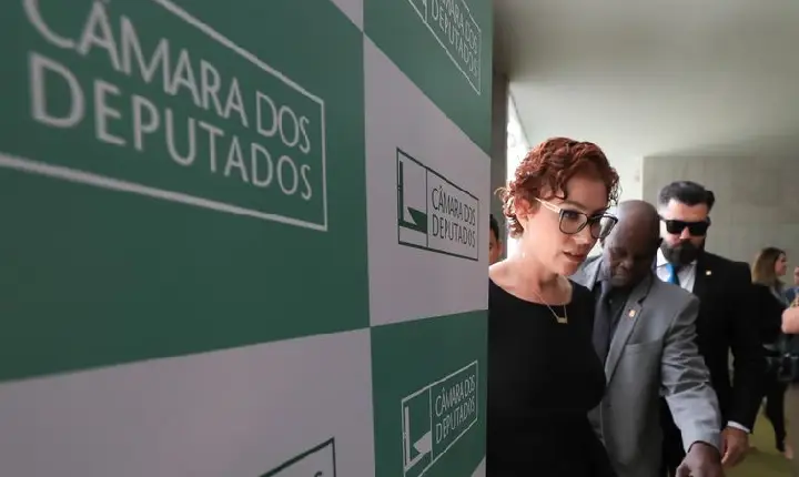 STF julga recurso de Carla Zambelli para anular condenação 