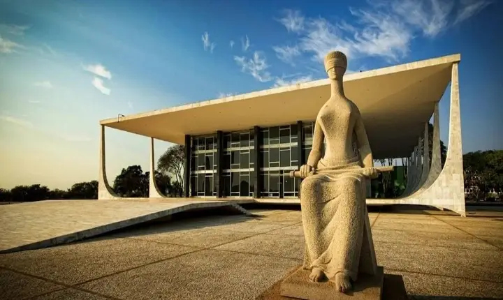 STF precisará achar novo jeito de pagar Moraes, diz advogado