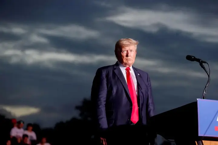 Trump sai em defesa de Bolsonaro e denuncia “caça às bruxas” contra ex-presidente brasileiro