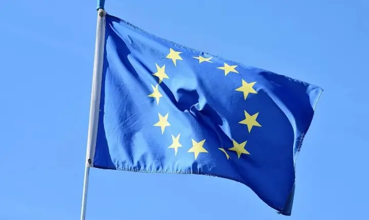 União Europeia adia para agosto retaliação a tarifas de Trump
