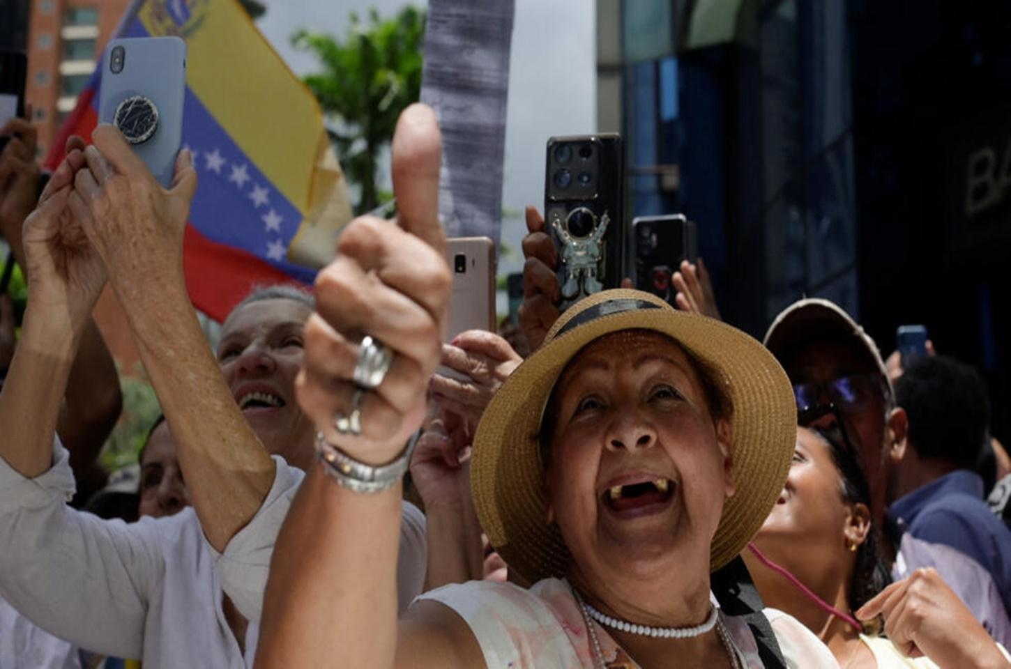 Oposição volta às ruas em protesto contra reeleição de Maduro, que comemora um mês da votação