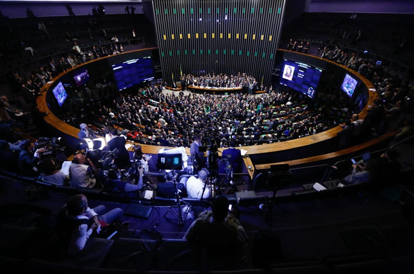 Deputados e senadores entregam a Pacheco pedido de impeachment contra Alexandre de Moraes