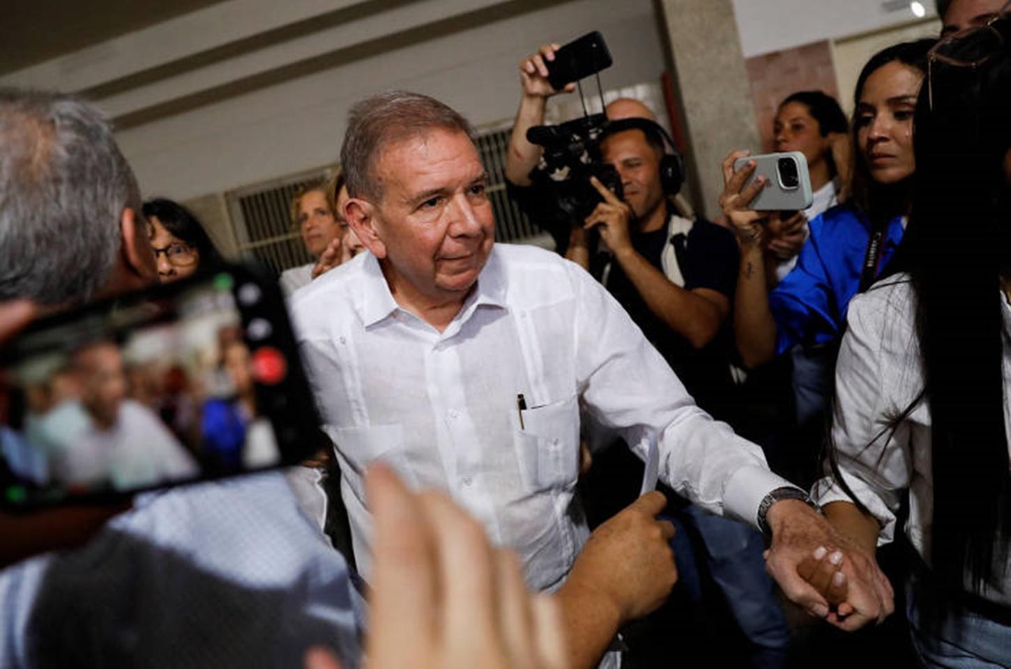 Edmundo González, rival de Maduro e candidato da oposição venezuelana, chega à Espanha