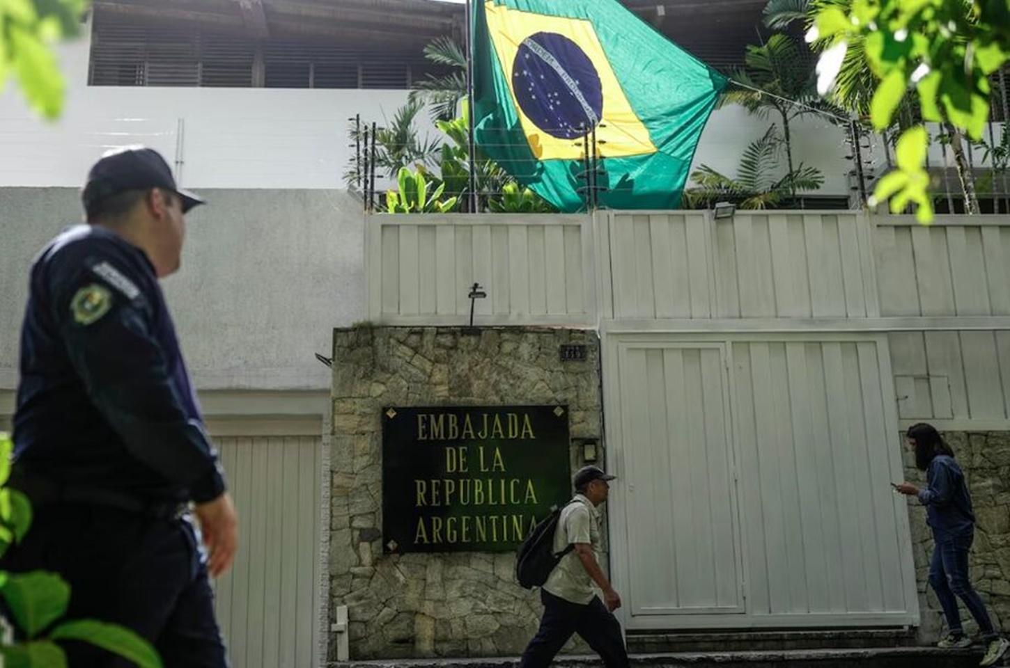 Forças venezuelanas cercam embaixada da Argentina em Caracas há 7 horas