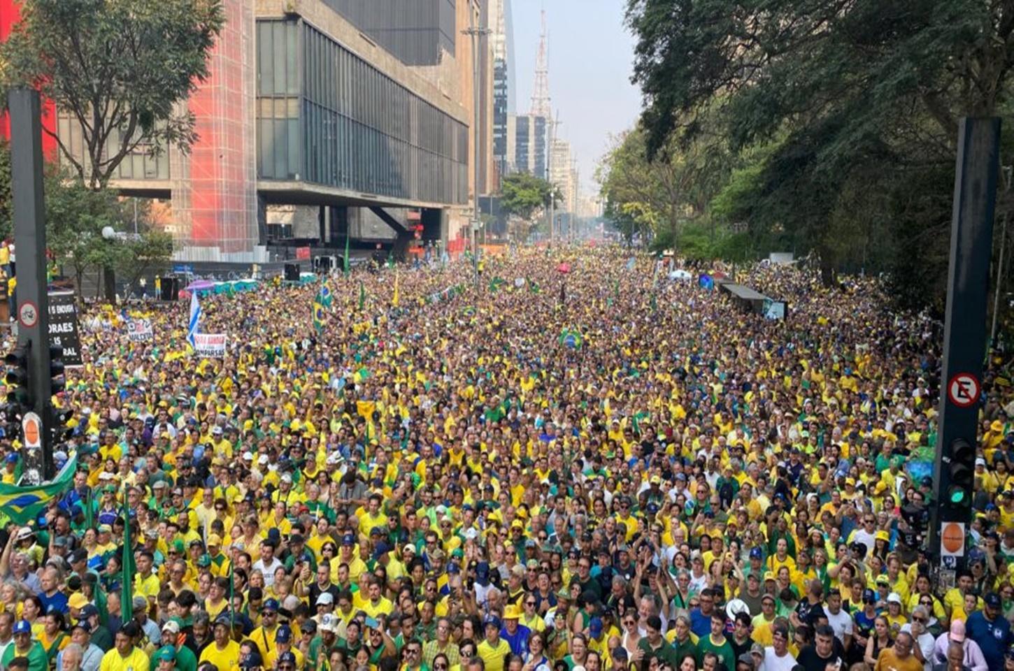 Mesmo passando mal, Bolsonaro cumpre a palavra e vai a Paulista