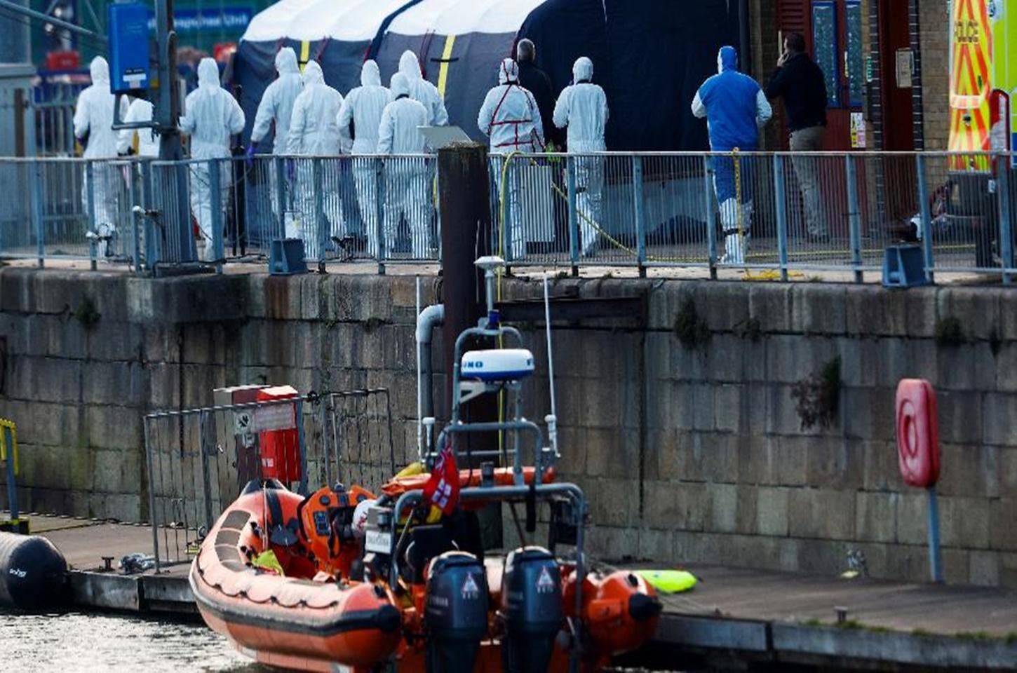 Naufrágio de barco de imigrantes no Canal da Mancha deixa ao menos 12 mortos