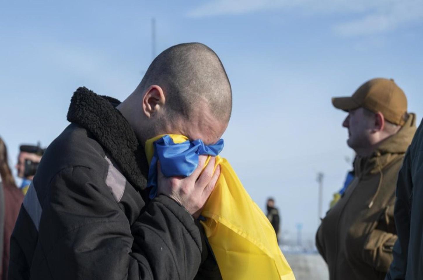 Rússia e Ucrânia realizam troca de prisioneiros: mais de 200 pessoas foram libertadas