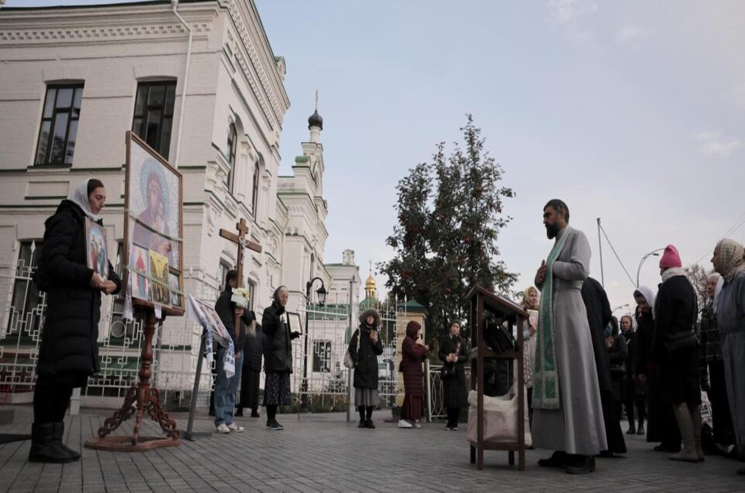 Ucrânia aprova lei que proíbe denominação ortodoxa com laços históricos com a Rússia