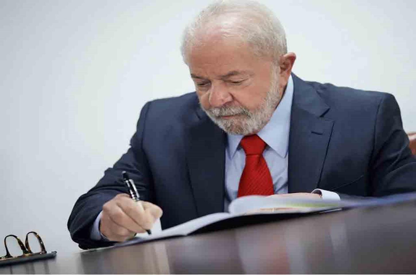 Lula e CGU assinam decreto com mudanças para licitações públicas do governo