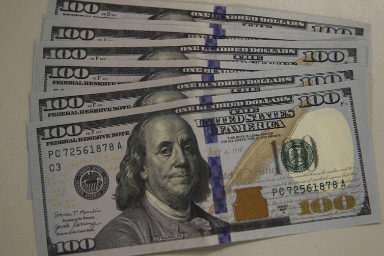Dólar atinge R$ 5,91 após escolha de Gleisi e discussão na Casa Branca