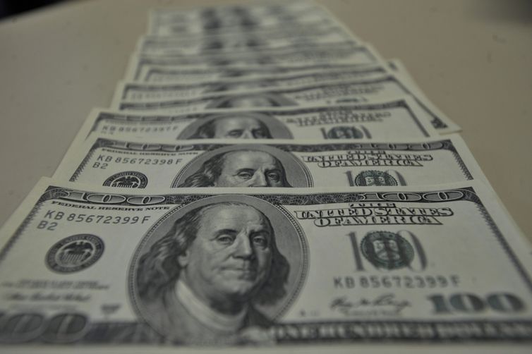 Dólar cai para R$ 5,76 e fecha no menor nível desde novembro