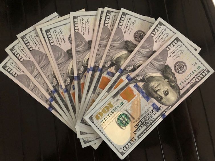 Dólar encosta em R$ 5,80 após novas ameaças de Trump