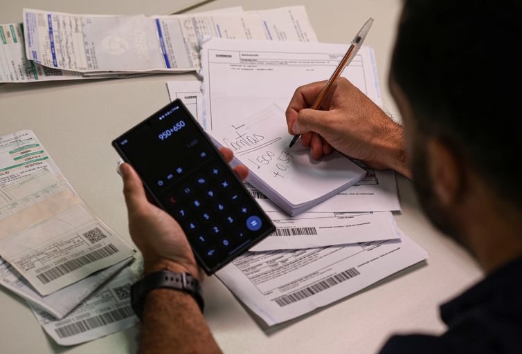 Especialista indica como cuidar de finanças em cenário de juros altos