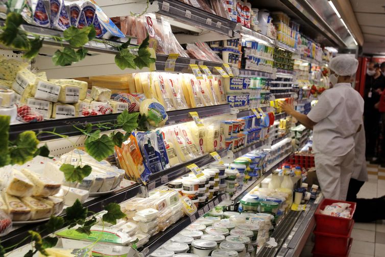 Inflação dos alimentos desacelera para 0,61%, diz pesquisa do IBGE