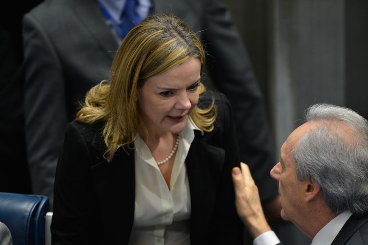 Lula nomeia Gleisi Hoffmann para comandar articulação política