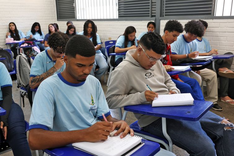 Pé-de-Meia paga R$ 1 mil a alunos dos anos iniciais do ensino médio