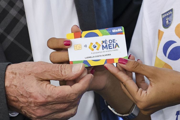 Saiba quem tem direito ao Pé-de-Meia