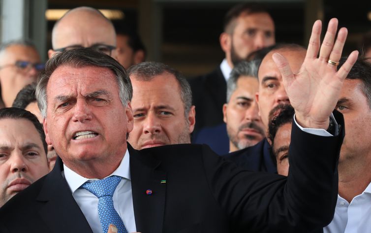 Após virar réu, Bolsonaro nega decreto de golpe de Estado