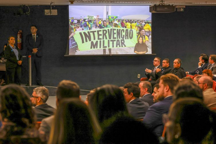 Brasil chegou perto de voltar à ditadura, diz New York Times