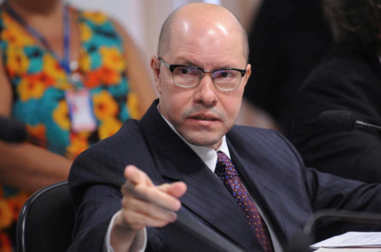 Durante julgamento no STF, defesa de Almir Garnier rebate denúncia e cita “romancistas da Polícia Federal”