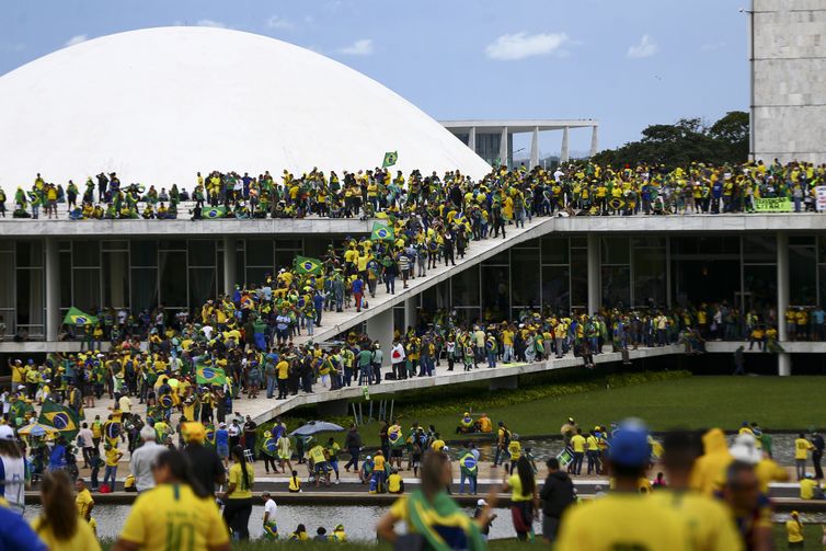 Moraes concede prisão domiciliar a condenado do 8/1 com câncer