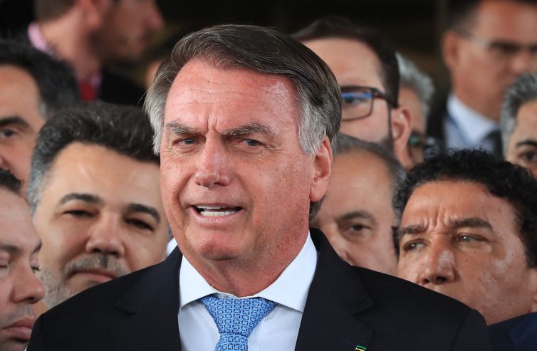 Após atendimento em Natal, Bolsonaro será transferido para Brasília