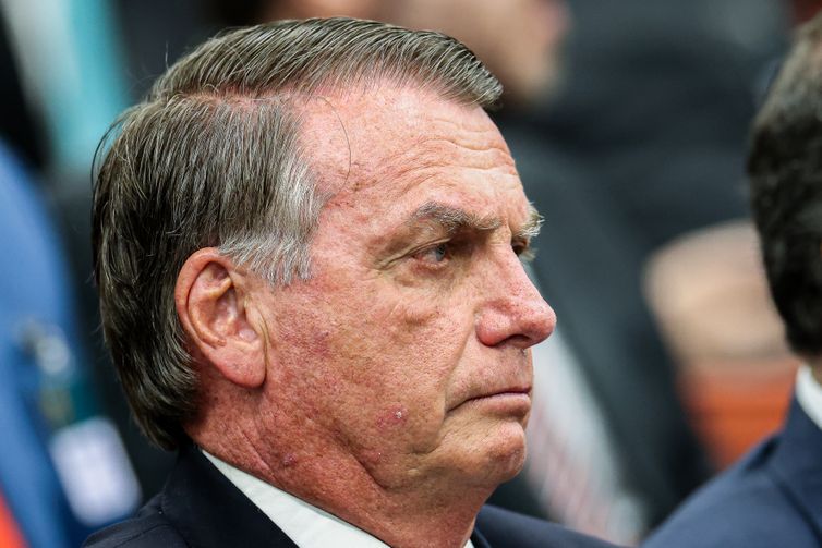 Após cirurgia, Bolsonaro tem quadro clínico estável, diz boletim