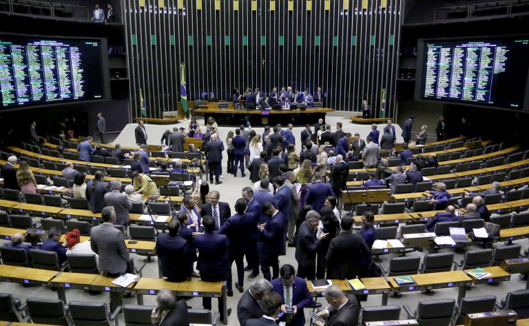 Câmara pode votar nesta segunda-feira projeto que facilita combate a incêndios florestais