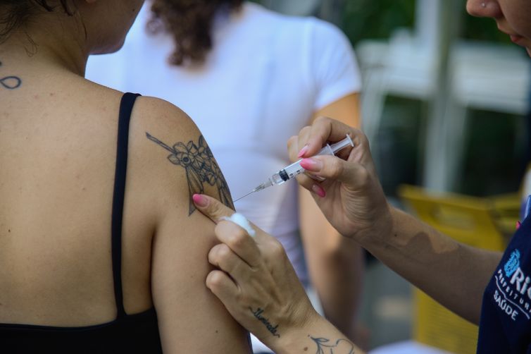 Cidade do Rio estende vacina contra dengue para jovens de 19 e 20 anos
