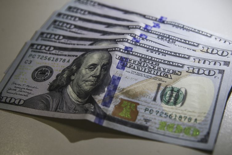 Dólar cai para R$ 5,72 e atinge menor nível em quase três semanas