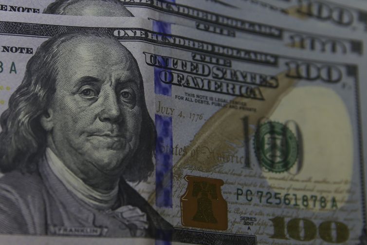 Dólar cai para R$ 5,80 após Trump acenar com acordo com a China