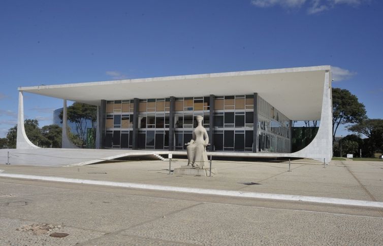 Entidades pedem suspensão de norma do CFM que barrou terapia hormonal
