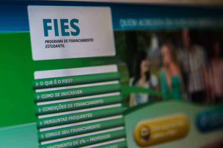 Fies: instituições de ensino têm até hoje para confirmar participação 