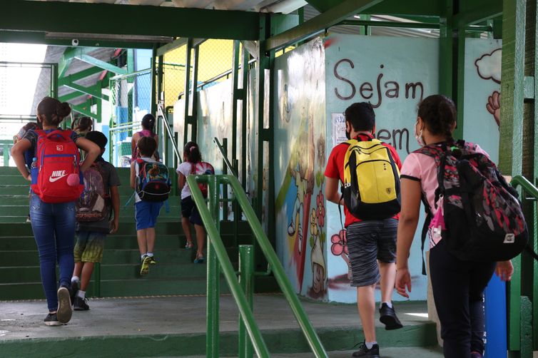 Governo de SP autoriza edital para privatizar gestão de 143 escolas