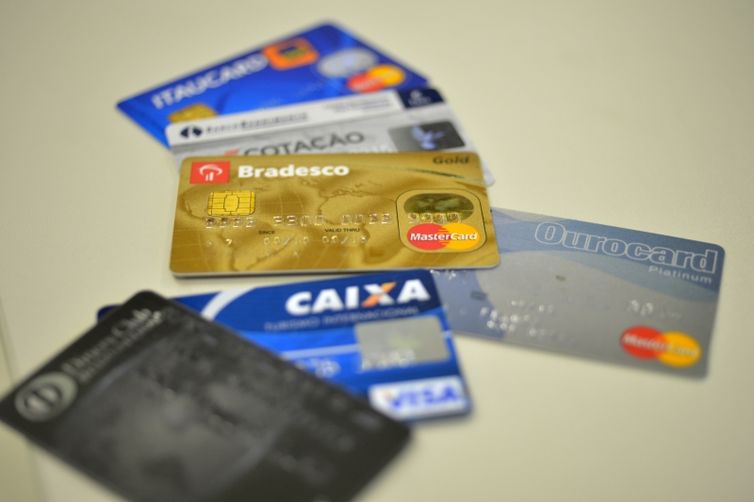 Juros do cartão de crédito rotativo avançam e chegam a 445% ao ano