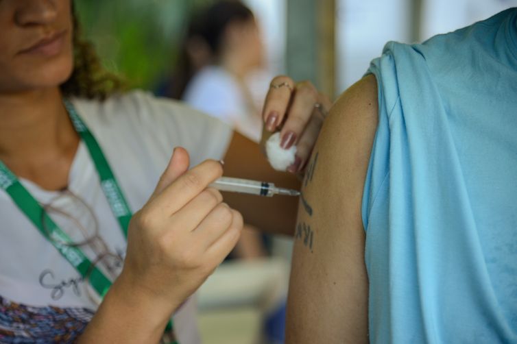Movimentos negacionistas são desafio da imunização, diz Padilha