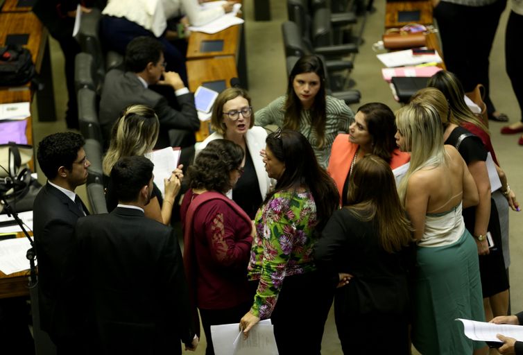 Mudança no Código Eleitoral reduz participação feminina, diz Oxfam