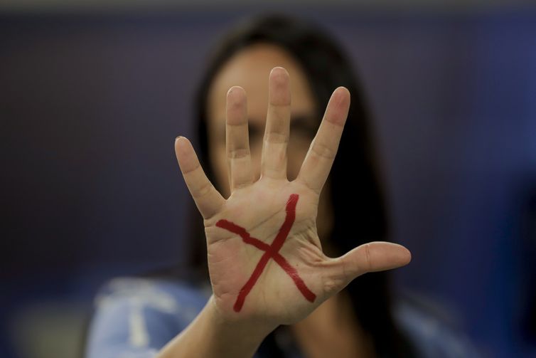 Mulheres vítimas de violência podem ter reconstrução dentária pelo SUS